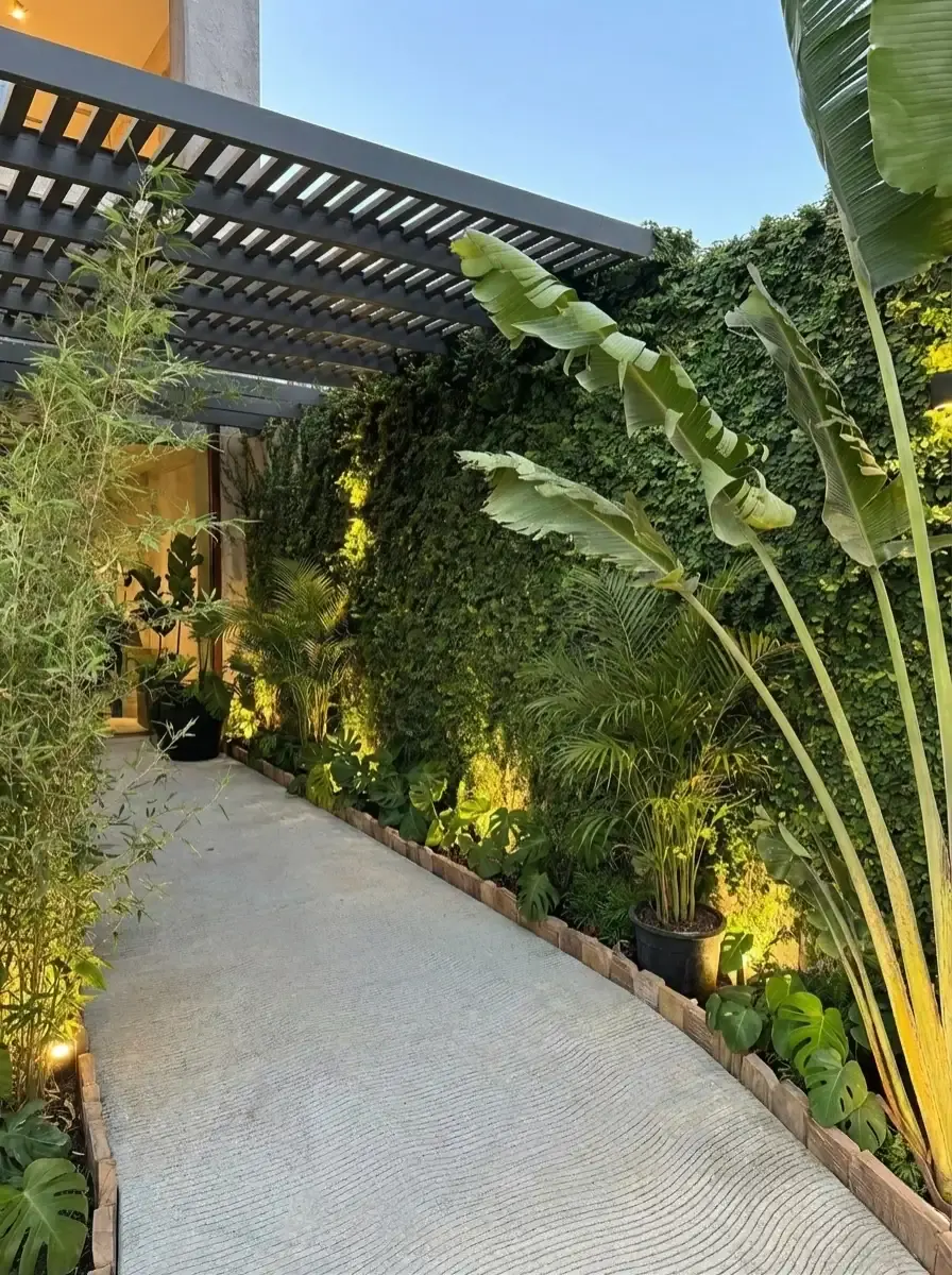Acceso con jardín vertical