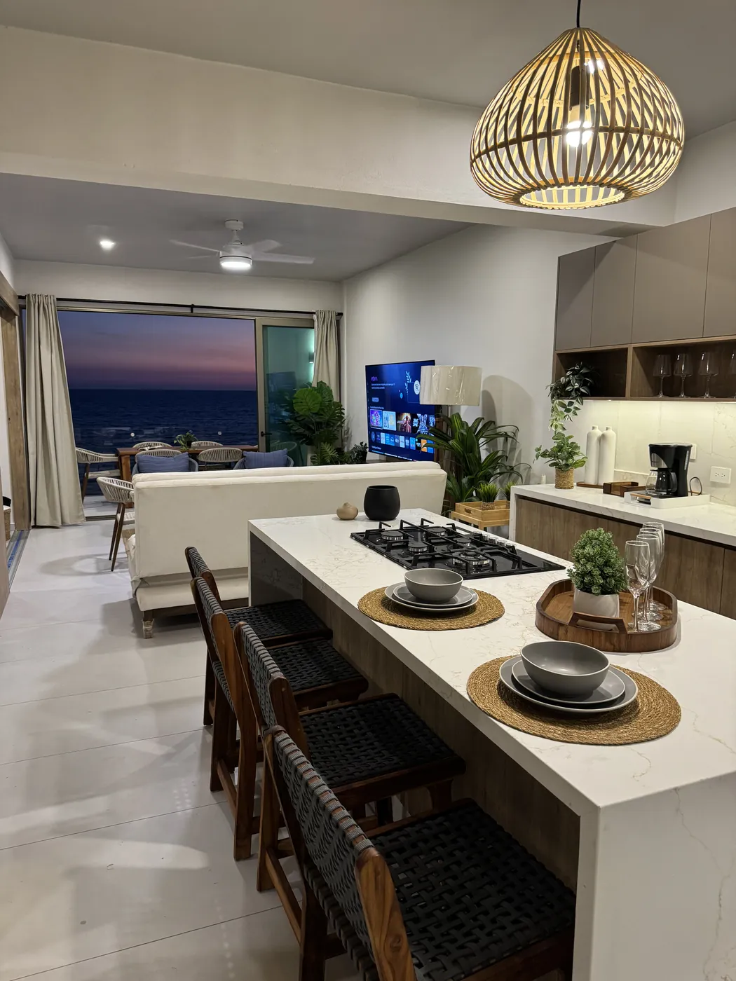 Cocina integral con cubierta de cuarzo y vista al mar